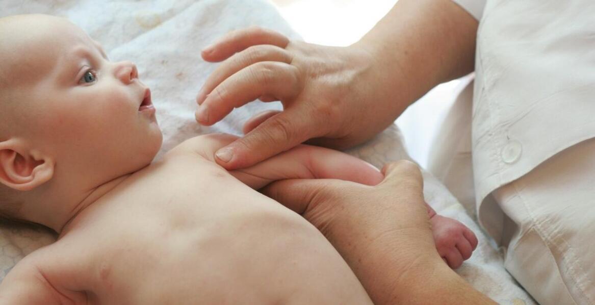 Wpływ fizjoterapii na leczenie kolki i zaparć u niemowląt