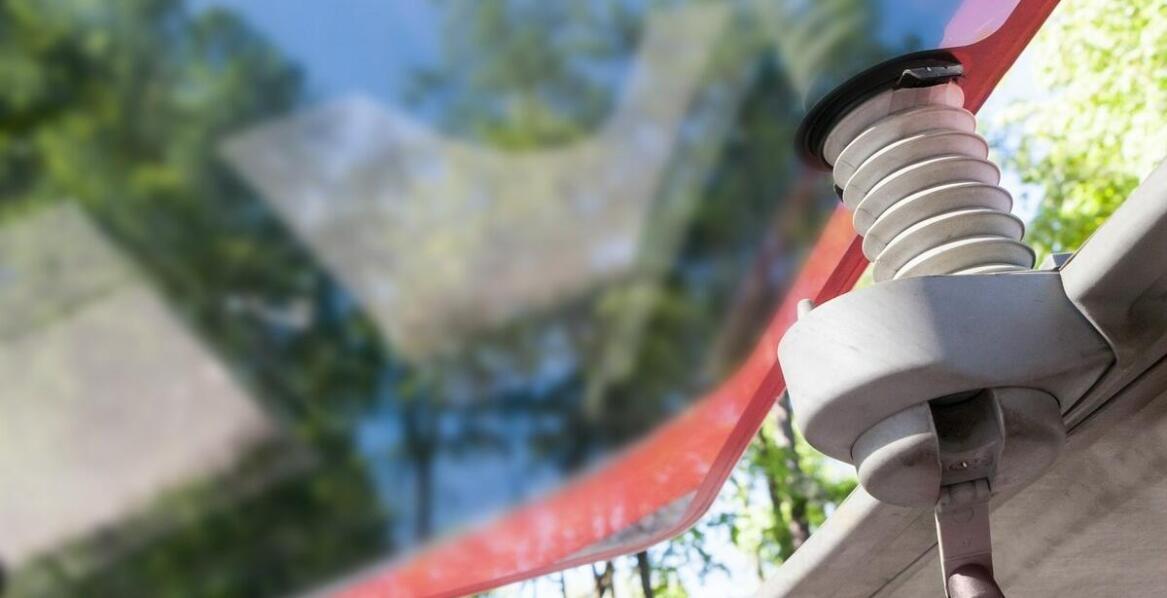 Jak plandeki samochodowe zwiększają ochronę pojazdów w trudnych warunkach atmosferycznych?