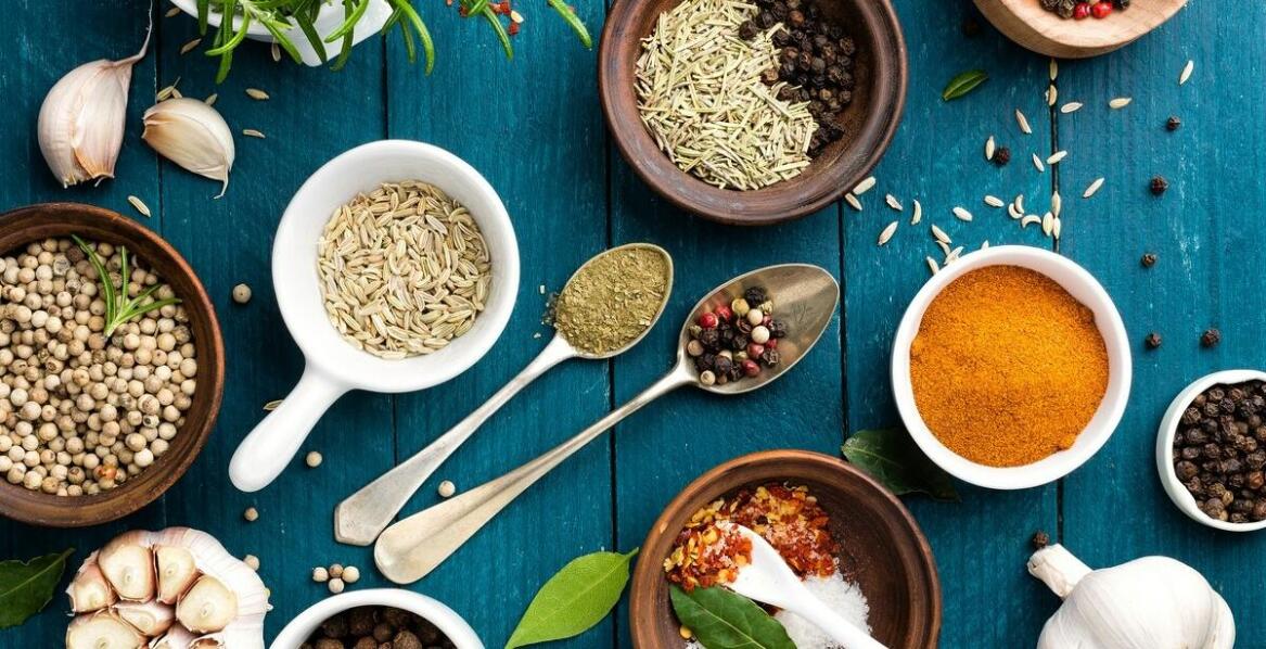 Rola naturalnych przypraw w produkcji ekologicznych wyrobów wędliniarskich