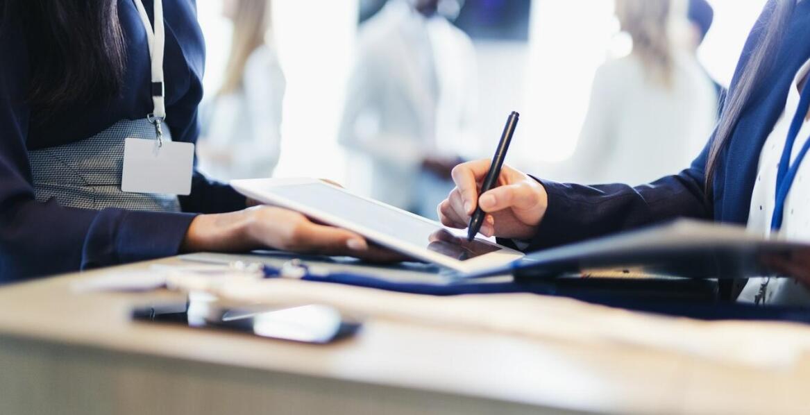 Hostessy kielce – jak ich obecność wpływa na sukces targów?