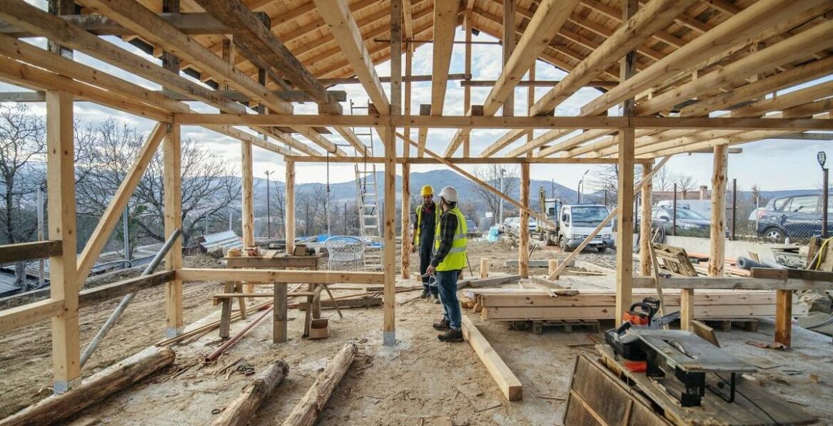 Jakie innowacje wprowadzono w projektowaniu więźb dachowych?