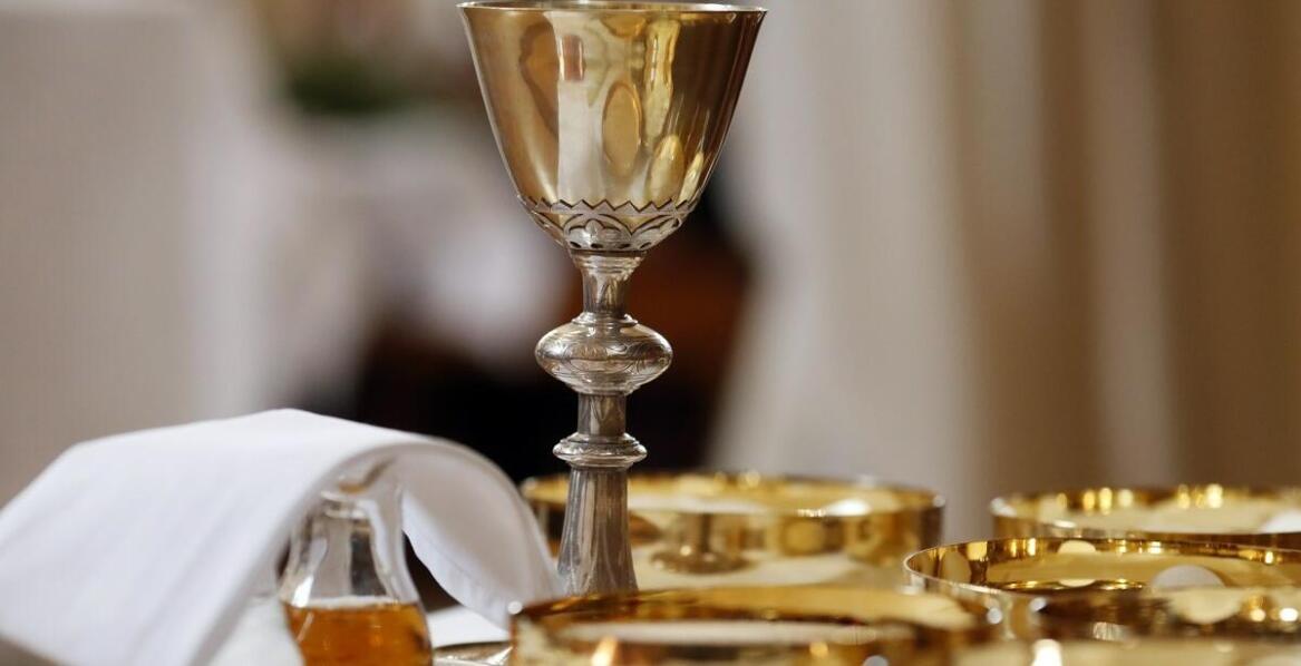 What Are the Key Aesthetic Features of Priest Clothing?