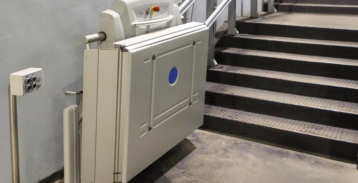 Jakie certyfikaty i normy powinny spełniać mini podnośniki dla niepełnosprawnych?