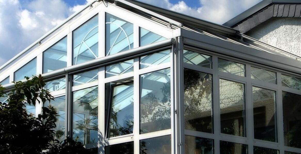 Ogrody zimowe w stylu minimalistycznym – jak je zaaranżować?