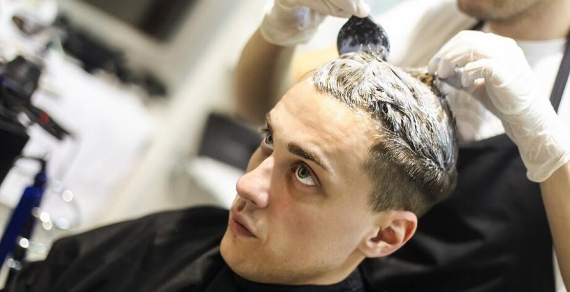 Męskie koloryzacje – najnowsze trendy i techniki w ofercie fryzjera