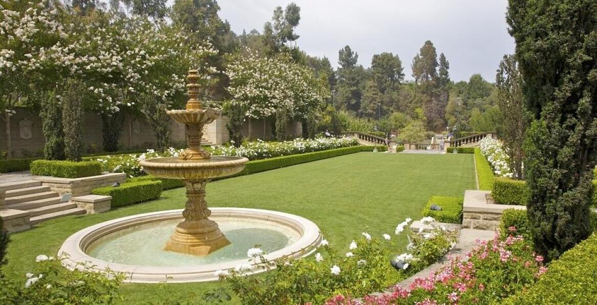 Spacer po historycznym ogrodzie hotelowym – idealne miejsce na relaks