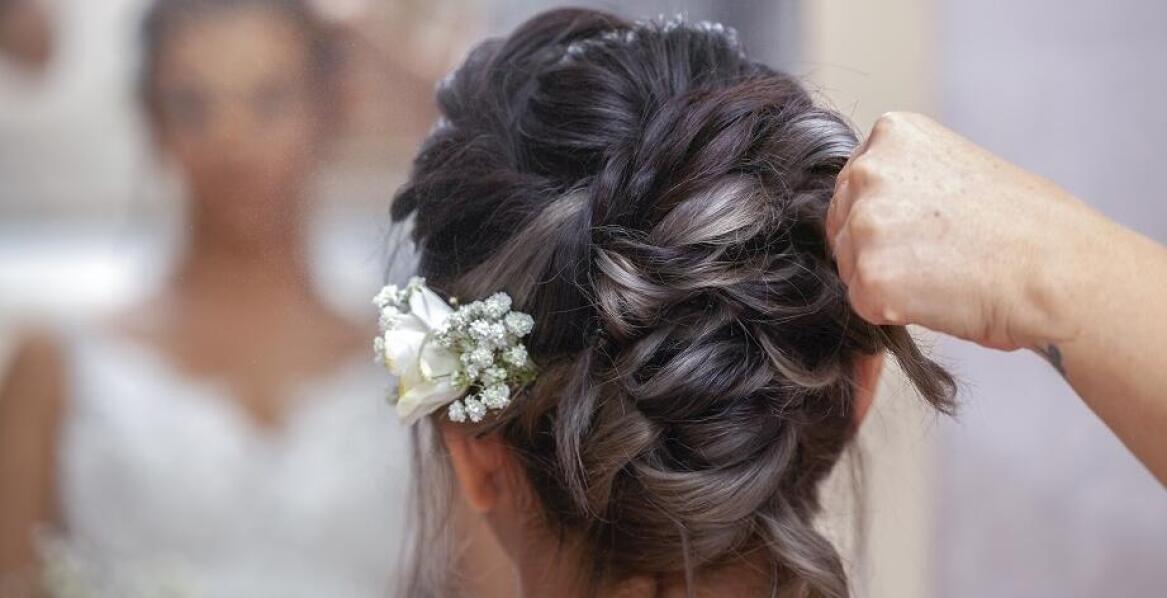 Dlaczego warto zaufać profesjonalnemu fryzjerowi damskiemu w kwestii upięć okolicznościowych?