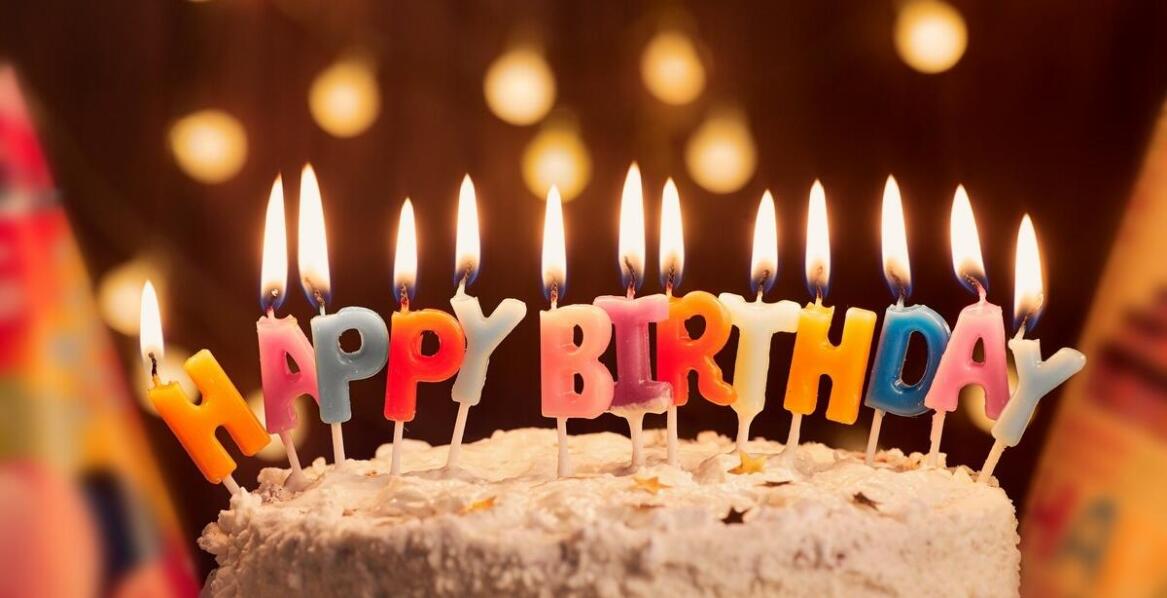 Ciekawe pomysły na humorystyczne toppery na tort urodzinowy