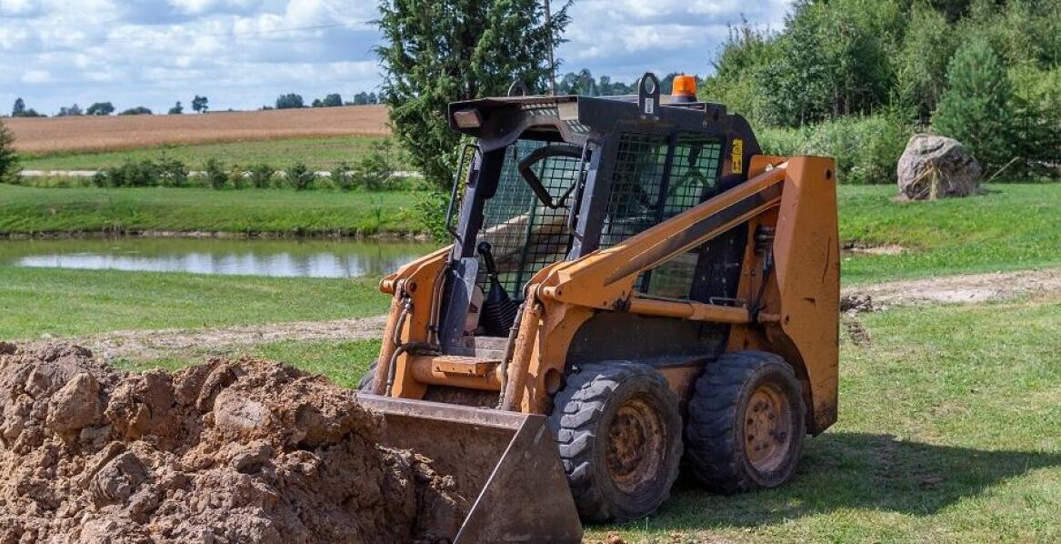 Jakie korzyści niesie wynajem miniładowarki dla klientów indywidualnych?