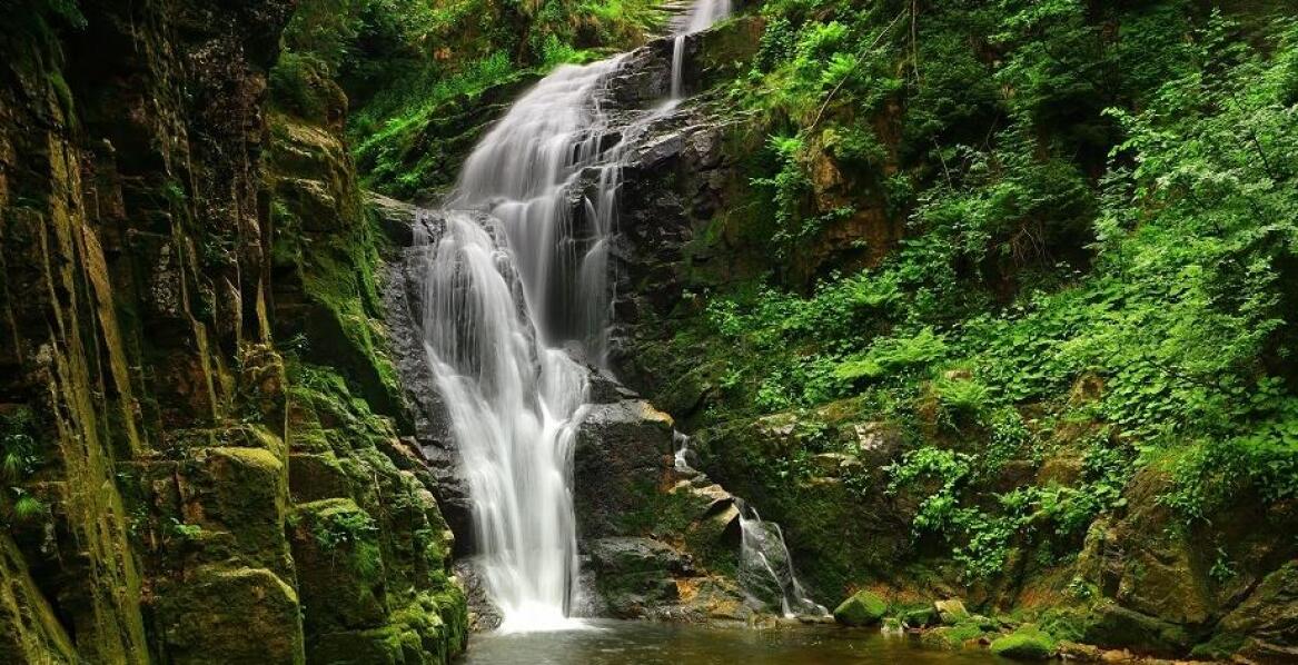 Wycieczki edukacyjne do najwyższego wodospadu - co mogą zyskać dzieci i młodzież?