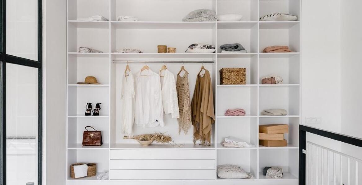 Szafy wnękowe a efektywne wykorzystanie przestrzeni w sypialni