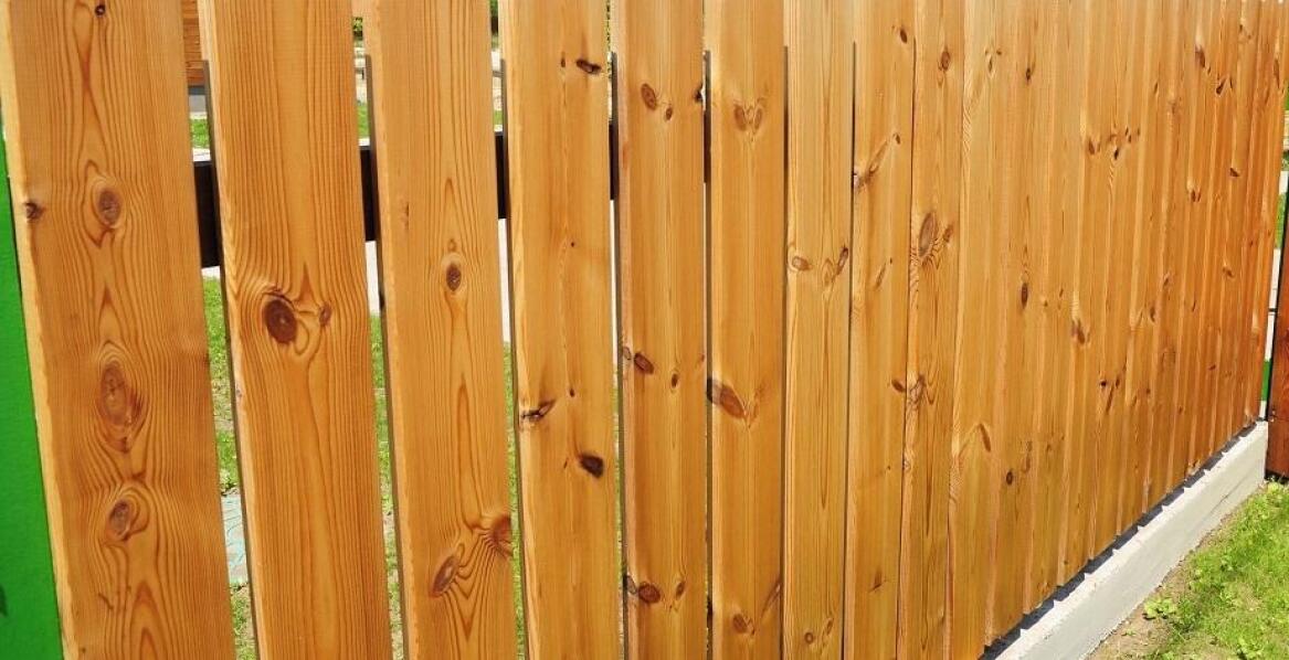 Estetyka i praktyczność ogrodzeń drewnianych w nowoczesnym ogrodzie