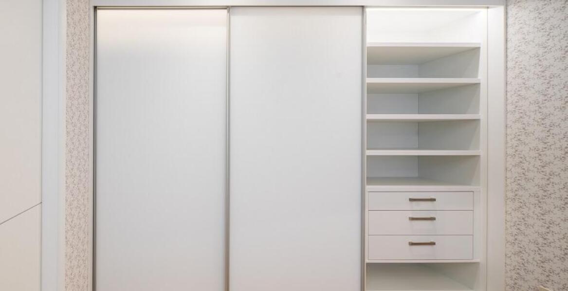 Funkcjonalne dodatki do szaf przesuwnych na wymiar