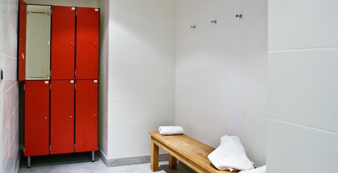 Schlüsselmerkmale von Schließfächern für Umkleidekabinen mit Sitzbank in stark frequentierten Objekten