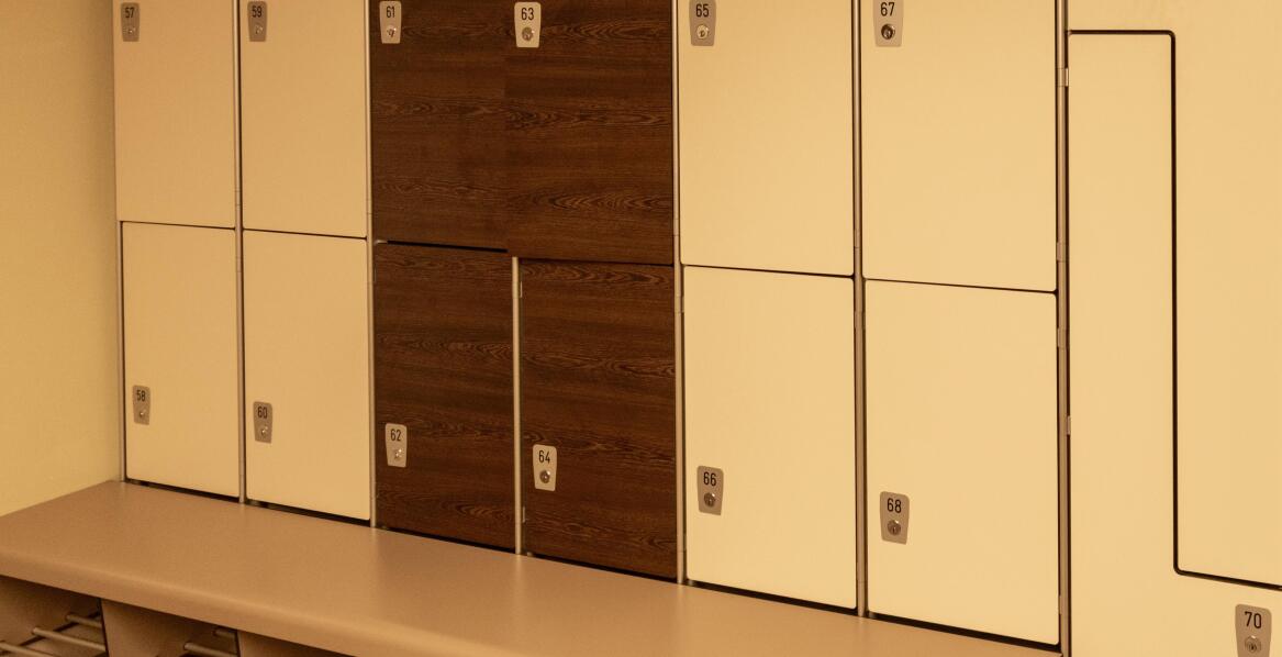 Der Einfluss der Ergonomie auf den Nutzungskomfort von Möbeln in Räume mit Umkleidekabinen