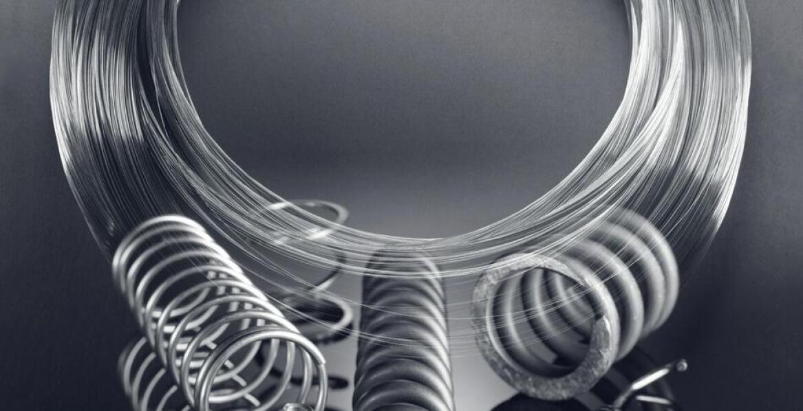 Wpływ materiałów na efektywność sprężyn taśmowych w aplikacjach przemysłowych