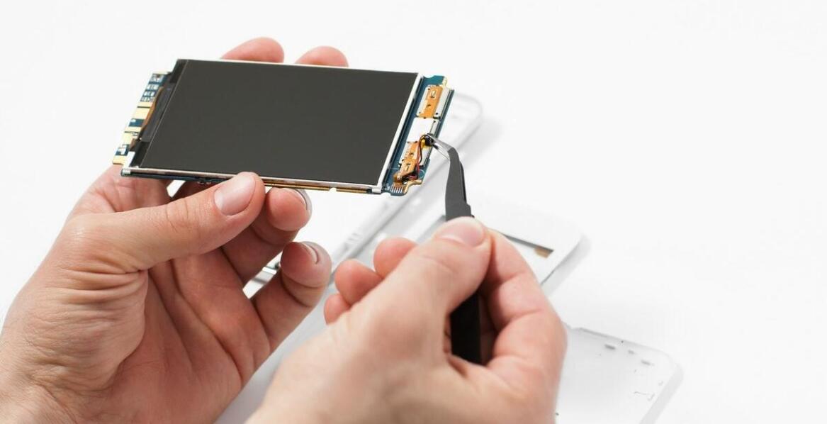 Naprawa telefonów w Warszawie – co zrobić, gdy złącze ładowania przestaje działać?