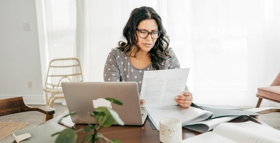 Jakie są korzyści i wady wymeldowania z domu online?