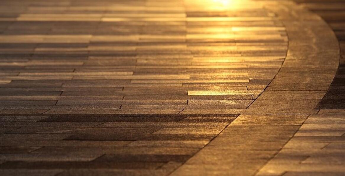 Bruk drewniany na zewnątrz – idealne rozwiązanie dla tarasów i patio