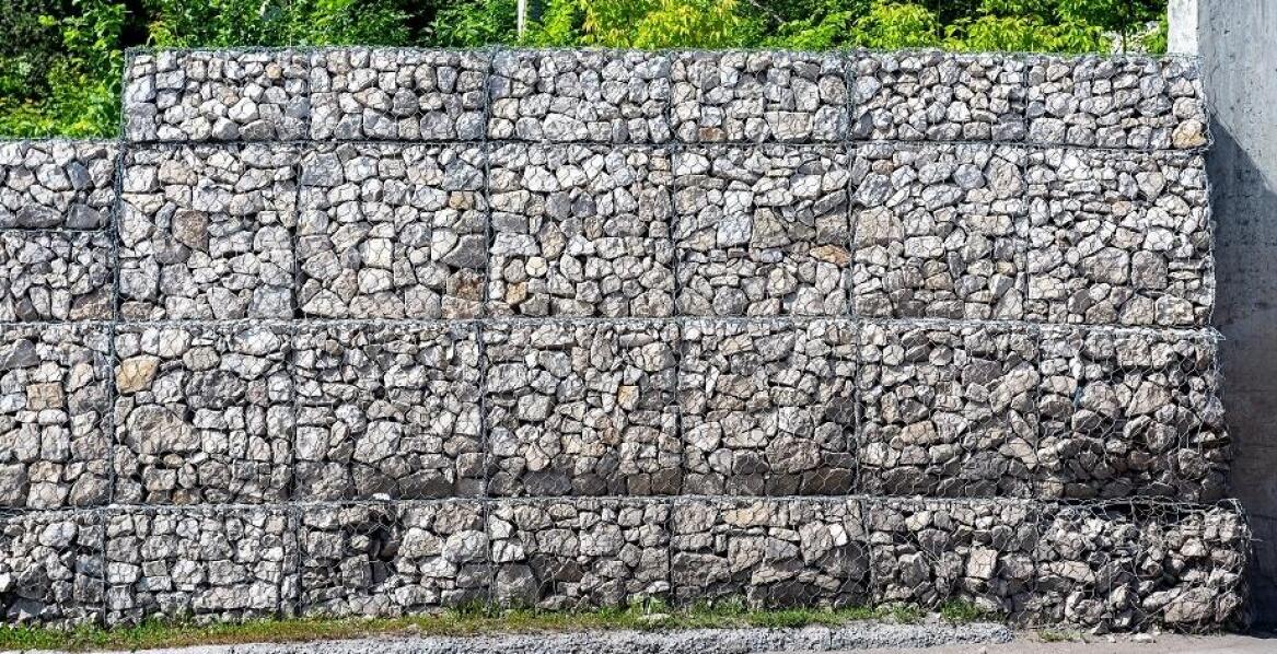 Współpraca z ekipami montażystów przy instalacji gabionów