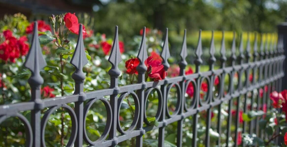 Charakteristik geschmiedeter Zäune aus Polen – was sie von anderen unterscheidet?