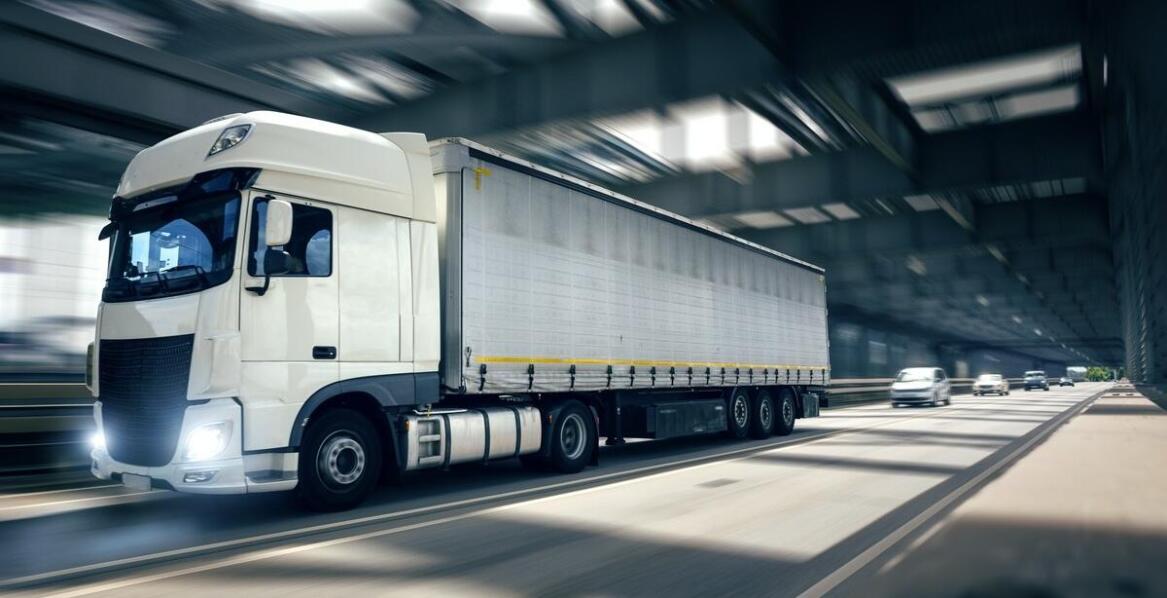 Ochrona towarów dzięki plandekom – jak zapewnić bezpieczeństwo ładunku?