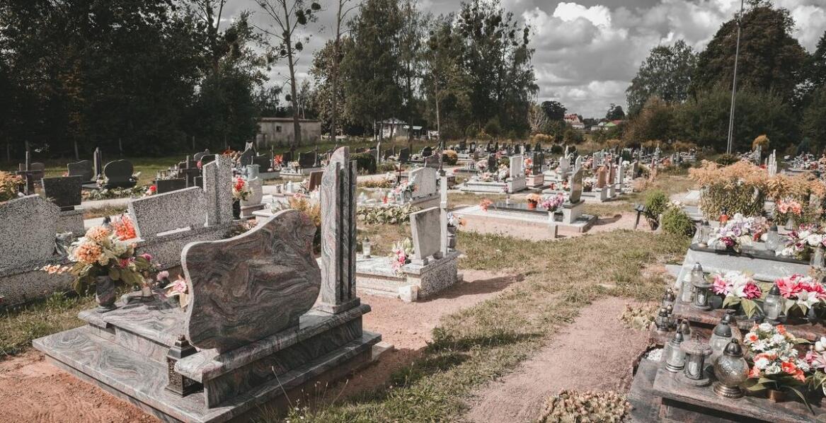 Wybór nagrobka – jakie usługi kamieniarskie oferują zakłady pogrzebowe?