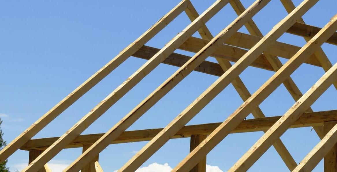 Plandeki na altanę a regulacje prawne dotyczące materiałów budowlanych