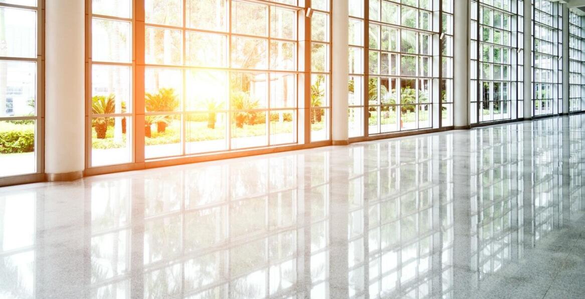 Jak profesjonalny montaż płytek zwiększa komfort użytkowania przestrzeni handlowej?