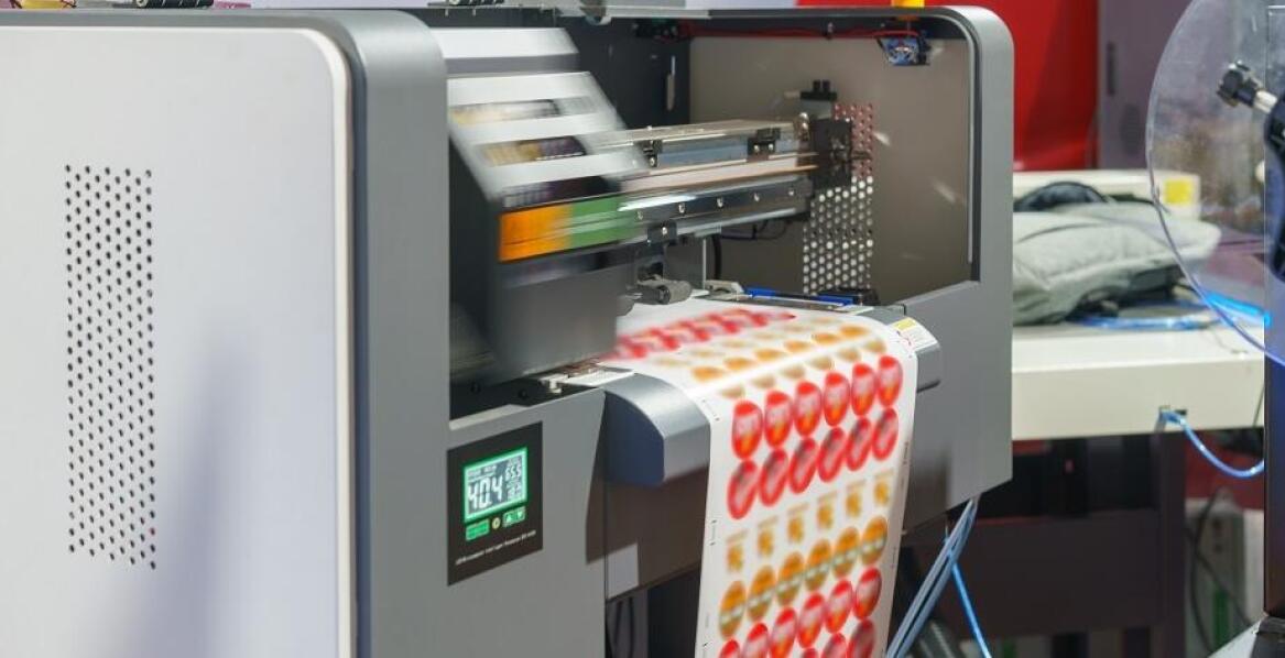 Jakie zalety oferują drukarnie w produkcji naklejek odpornych na warunki atmosferyczne?