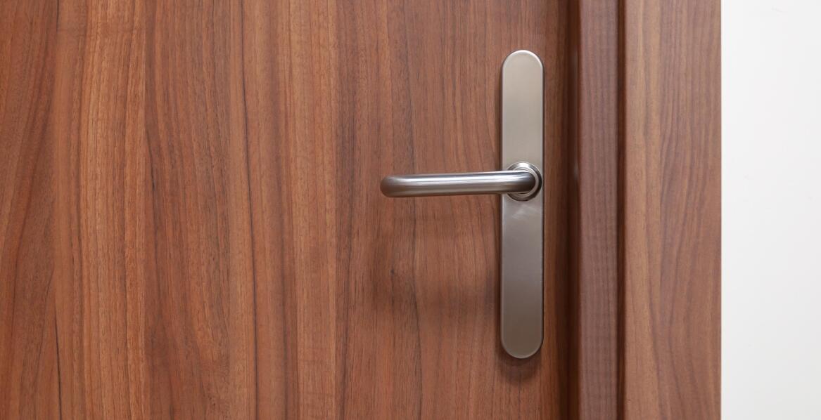 Jakie są najważniejsze cechy, które powinny mieć wysokiej jakości nakładki drewniane?