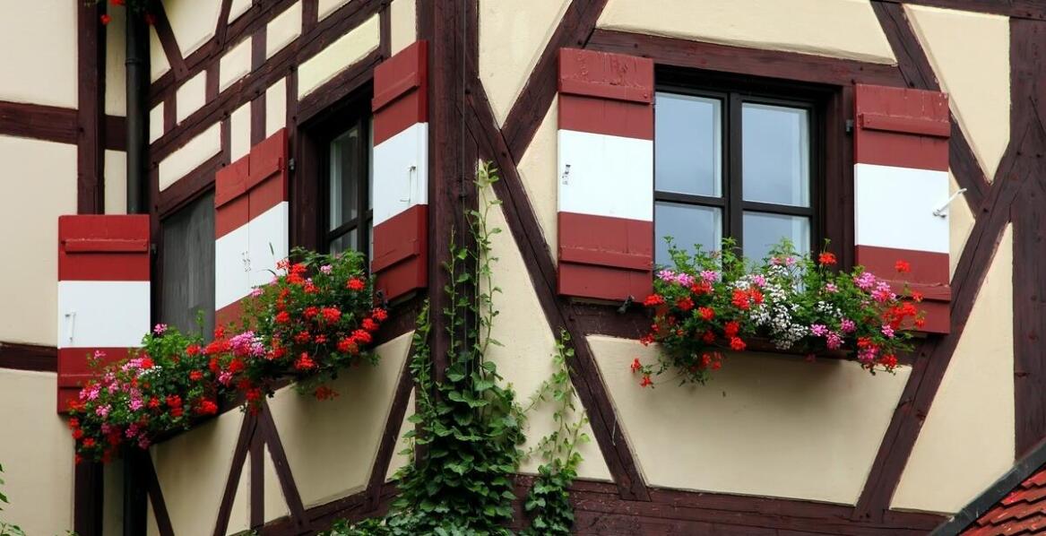 Rola okiennic drewnianych zewnętrznych w architekturze tradycyjnej i nowoczesnej