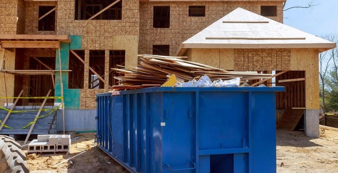 Jaki rozmiar kontenera wybrać do gruzu, gabarytów i odpadów po remoncie w Warszawie?