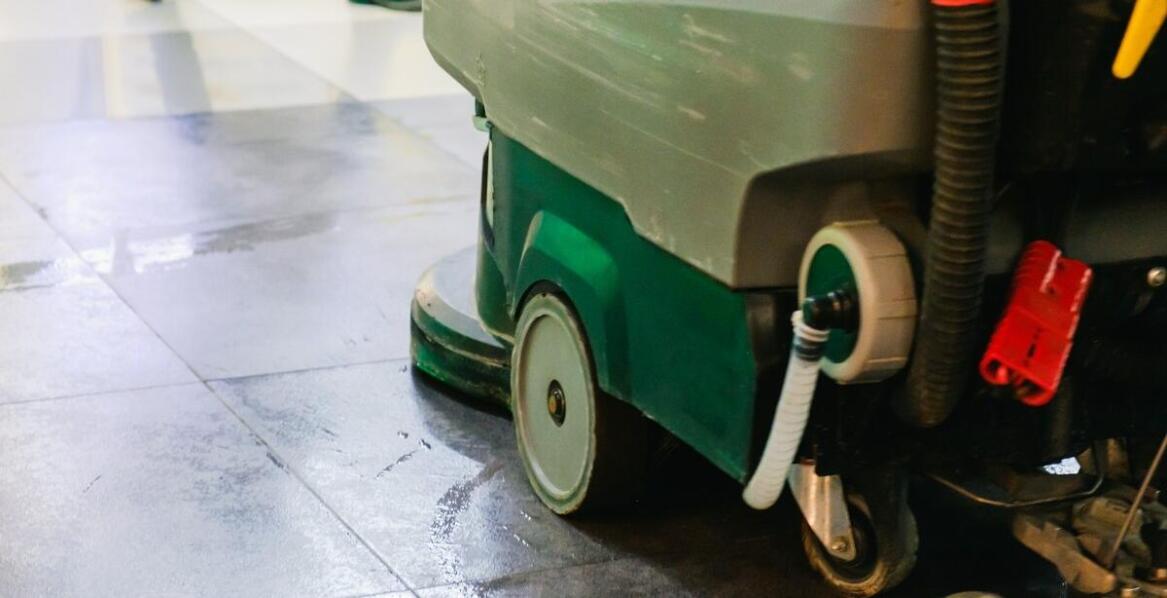 Jak profesjonalne sprzątanie wspiera działalność centrów handlowych?