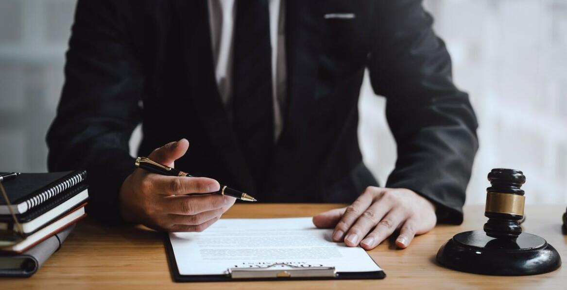 Obrona oskarżonego: jak adwokat mińsk mazowiecki zapewnia skuteczną obronę?