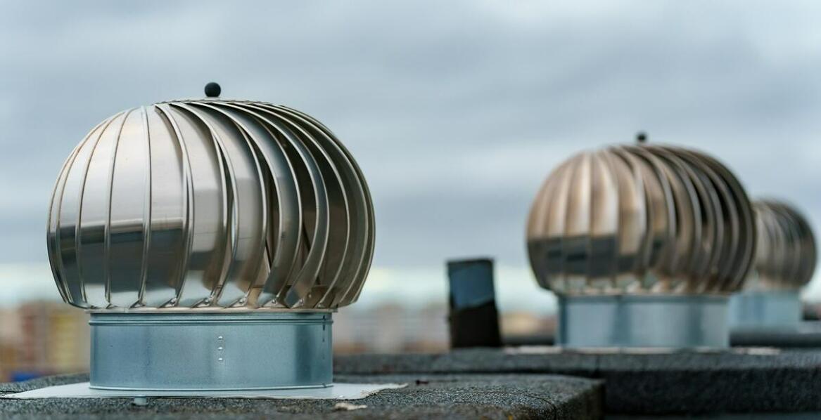 Rola wywiewek wentylacyjnych dachowych w ochronie przed wilgocią i pleśnią