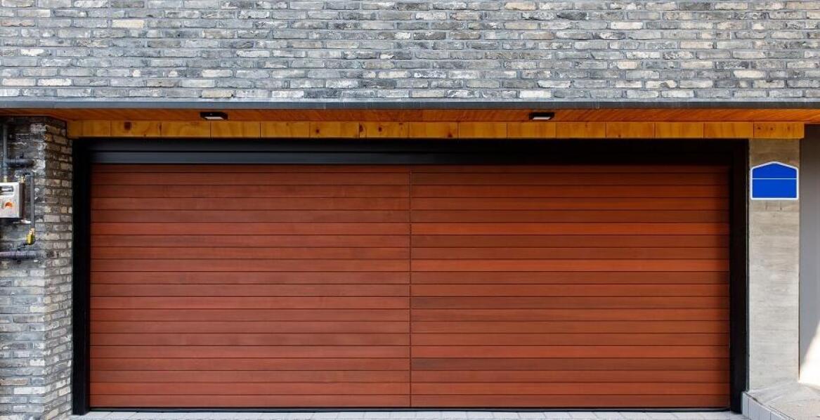 Jak dobrać ciepłą, cichą i bezpieczną bramę do garażu przy intensywnym użytkowaniu?