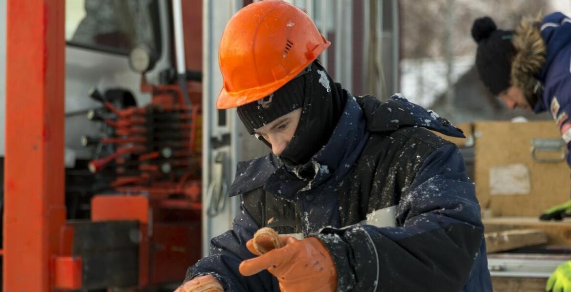 Bezpieczeństwo w pracy a szkolenia BHP po ukraińsku – co warto wiedzieć