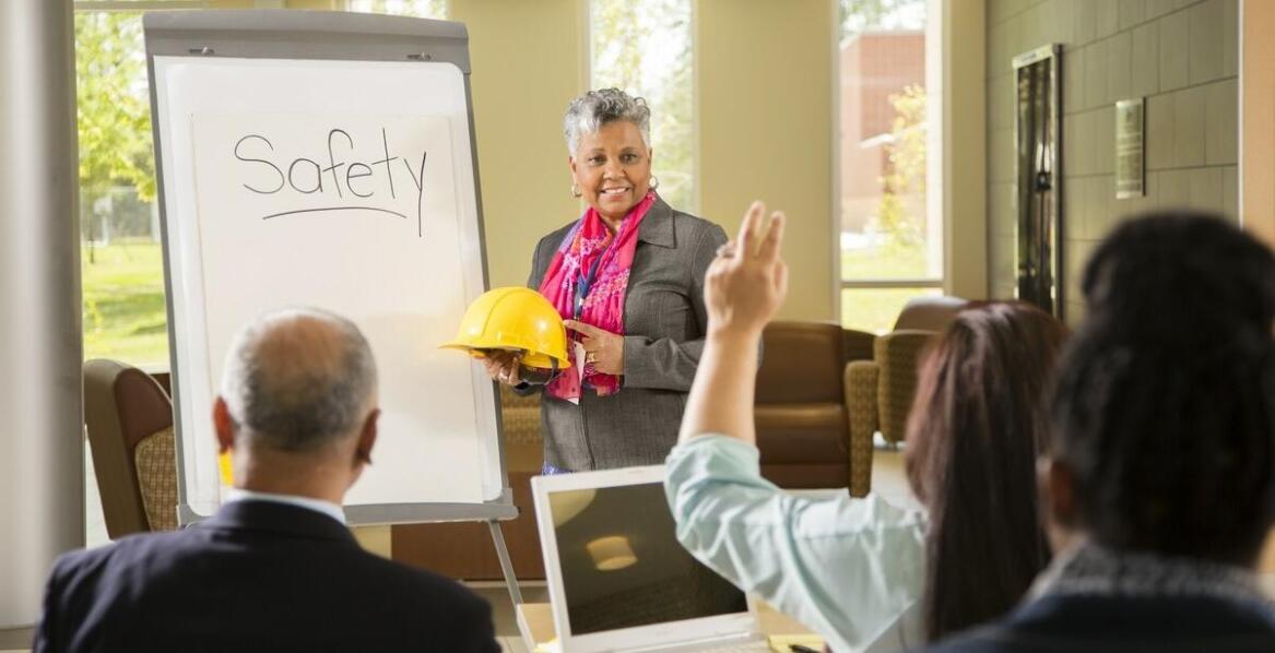 Znaczenie szkoleń BHP w miejscu pracy – obowiązki i korzyści dla firm