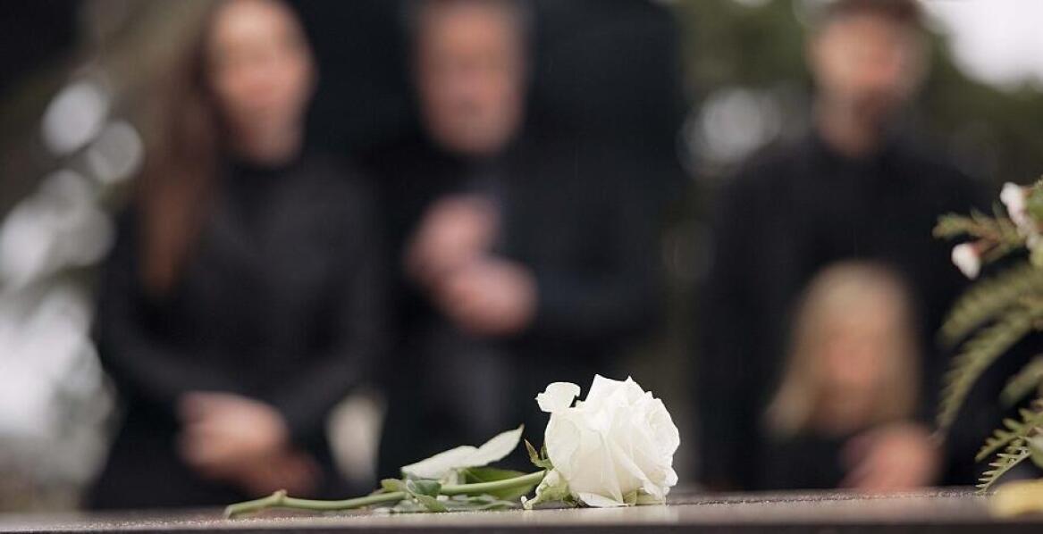 Jakie usługi wpływają na ostateczny koszt organizacji stypy?