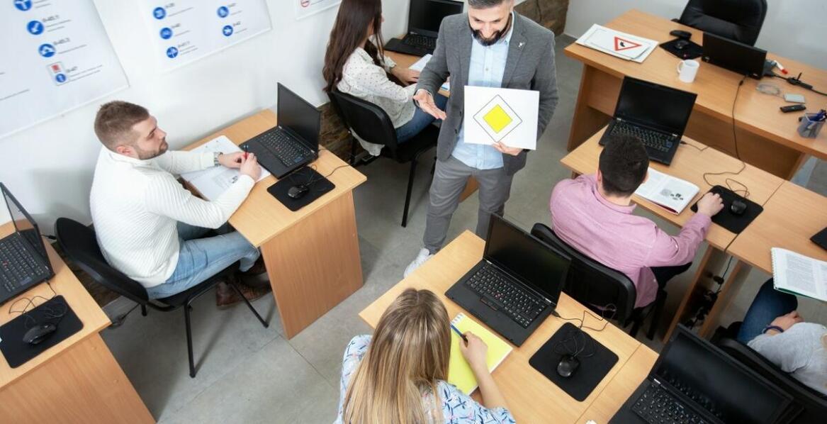 Kursy BHP po ukraińsku – jak przebiega nauka i kto powinien z nich skorzystać