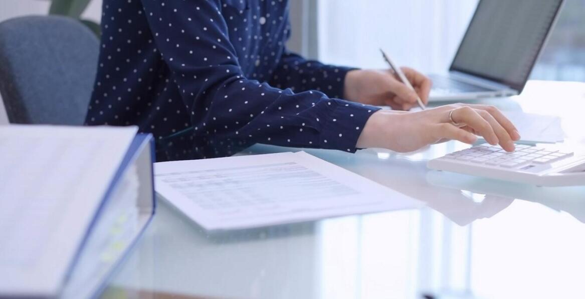 Jak wybrać biuro rachunkowe – najważniejsze kryteria i korzyści współpracy