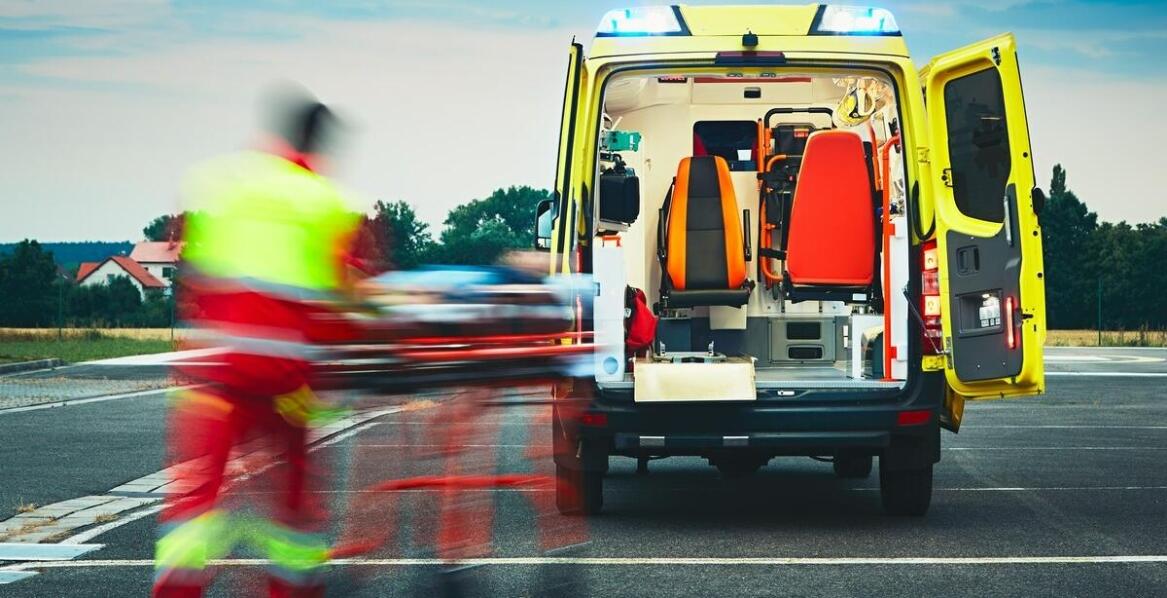 Sytuacje awaryjne na drodze – jak wygląda pomoc w nagłych przypadkach