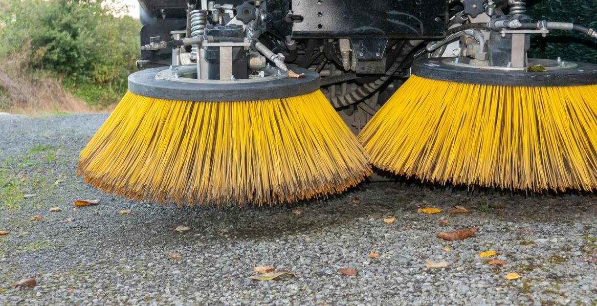 Jak działa zamiatarka do kostki brukowej i jakie są jej zalety?