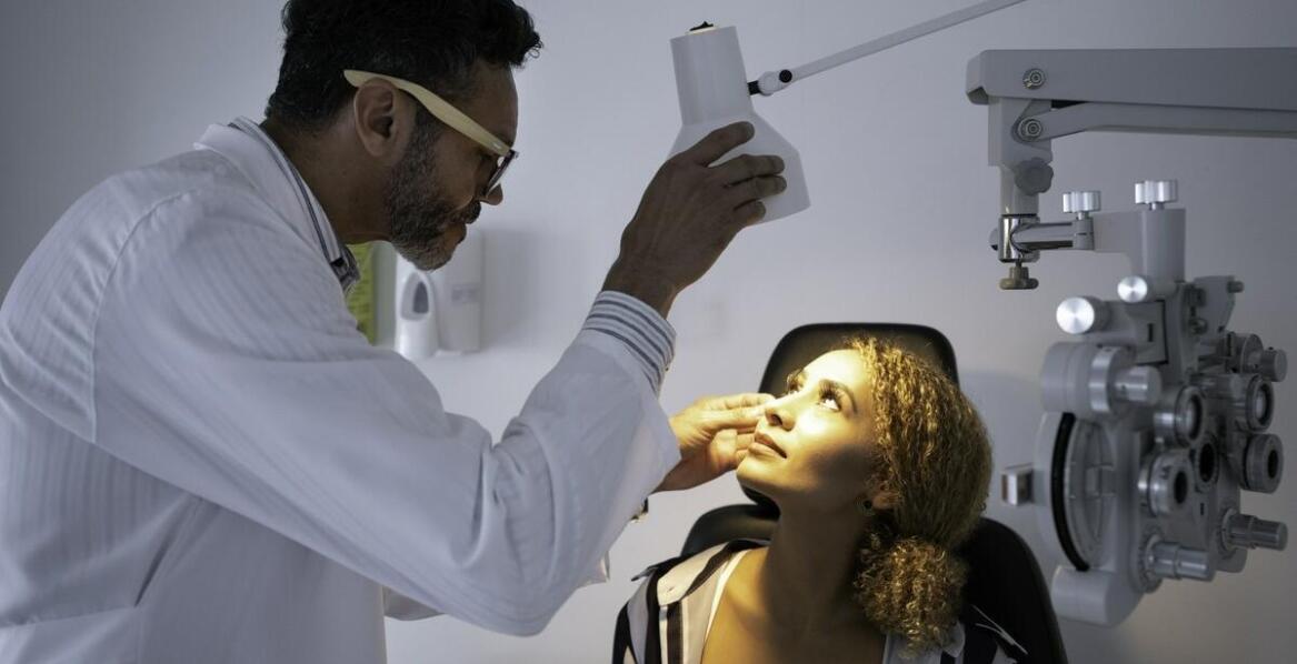 W jaki sposób optyk z Poznania edukuje pacjentów na temat zdrowia wzroku?