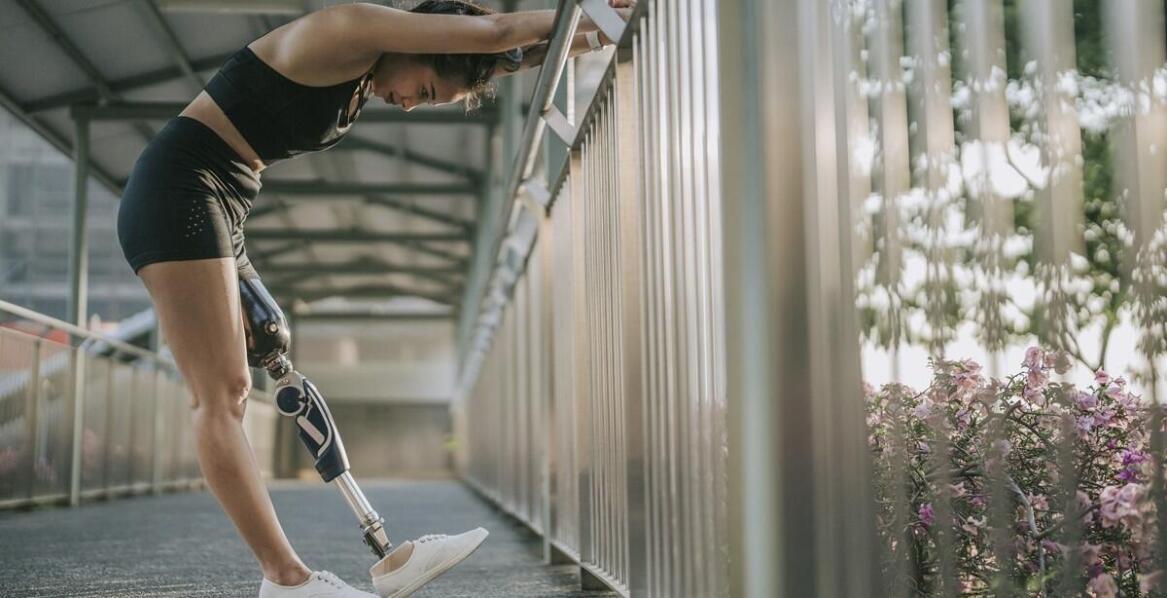 Jakie korzyści płyną z zastosowania protez hybrydowych w sporcie?