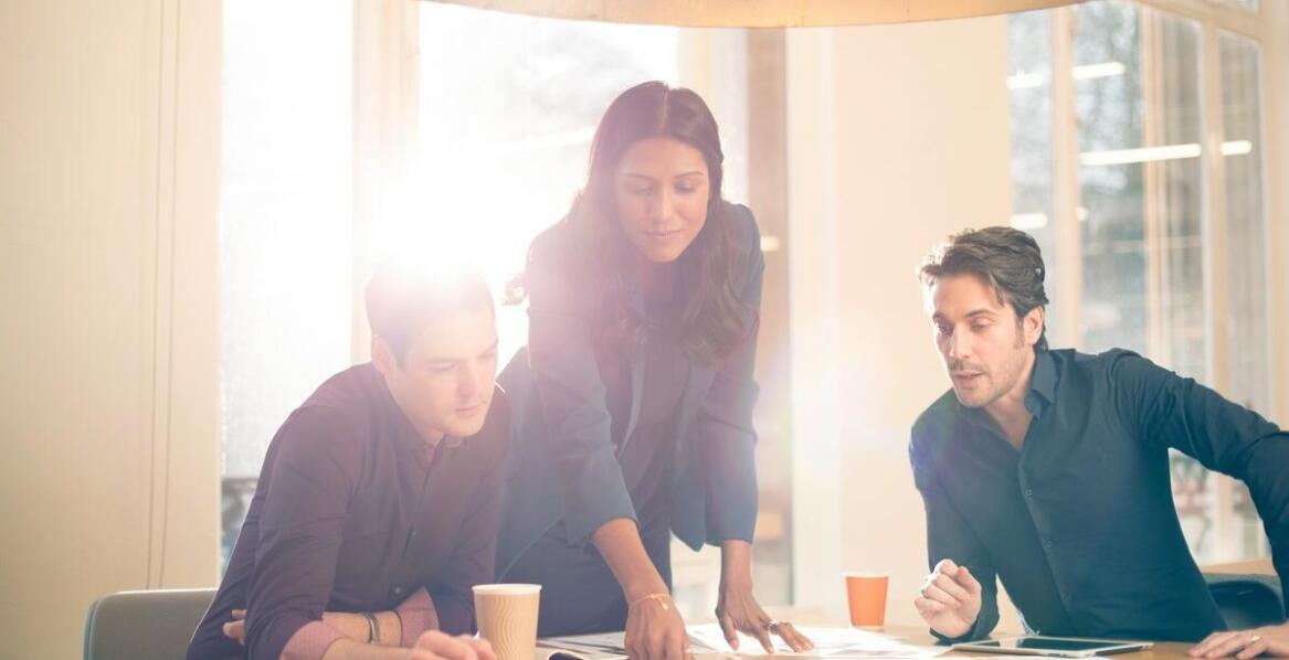 Jak biuro architektoniczne realizuje koncepcje urbanistyczne w projektach?