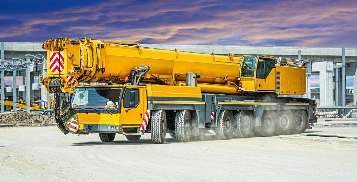 Wynajem dźwigów a kwestie formalne: co musisz wiedzieć przed podpisaniem umowy?