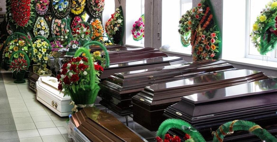 Jakie czynniki wpływają na cenę usług pogrzebowych w zakładzie?