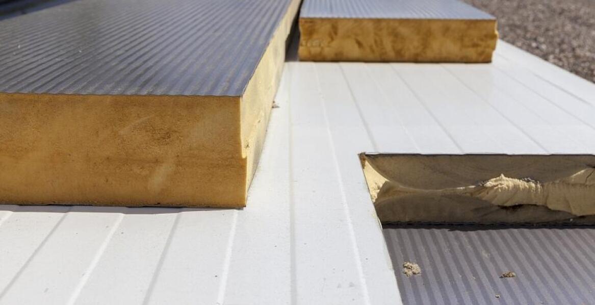 Jak płyta warstwowa z rdzeniem poliuretanowym wpływa na ochronę akustyczną?